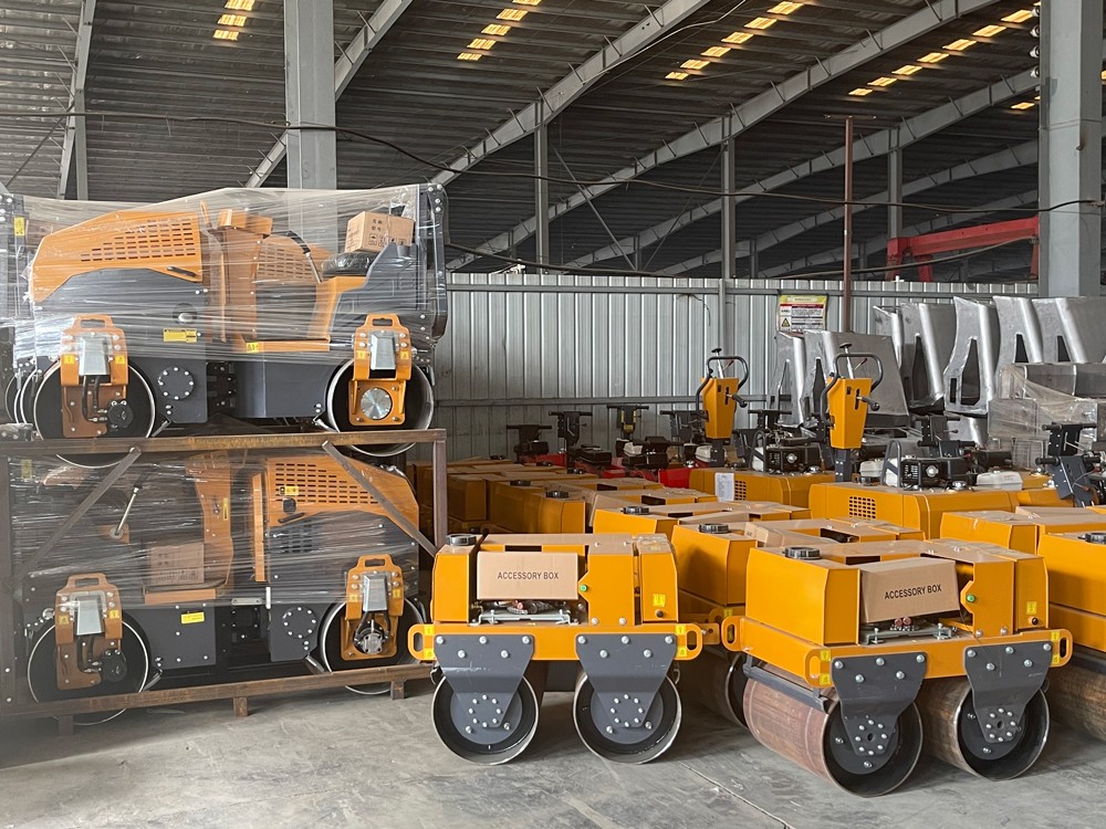 山东k8·凯发公司17台中大型双轮压路机出口英国伯明翰