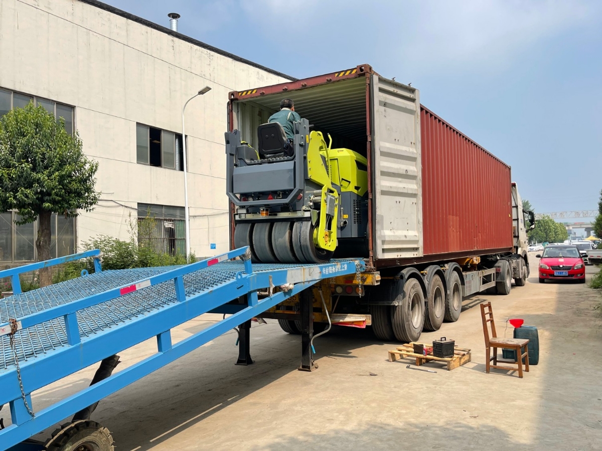 发往俄罗斯圣彼得堡20台k8·凯发双钢轮、钢胶压路机装柜进行时···